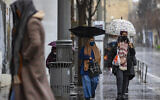People wearing face masks are seen in central Jerusalem, February 10, 2022. (Olivier Fitoussi/Flash90)