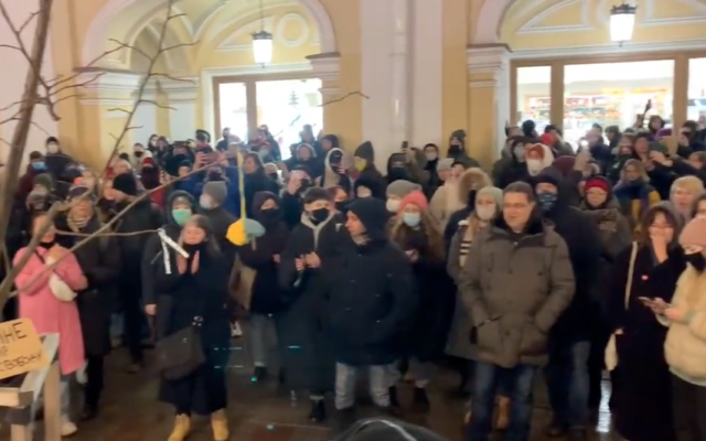 Hundreds demonstrate in St. Petersburg against Russia's invasion of Ukraine on February 25, 2022. (Screen capture/Twitter) Hundreds demonstrate in St. Petersburg against Russia's invasion of Ukraine on February 25, 2022. (Screen capture/Twitter)