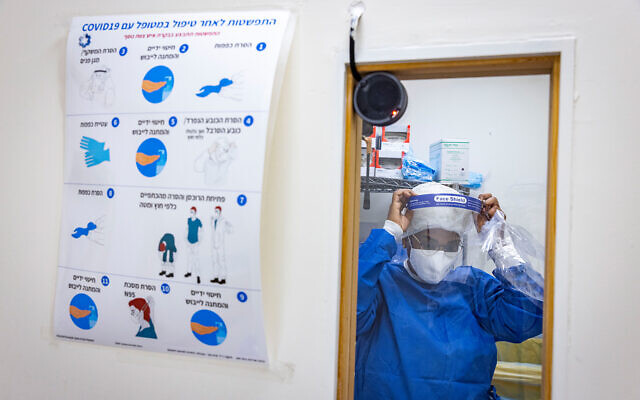 The coronavirus ward of Shaare Zedek hospital in Jerusalem on February 9, 2022. (Olivier Fitoussi/Flash90) The coronavirus ward of Shaare Zedek hospital in Jerusalem on February 9, 2022. (Olivier Fitoussi/Flash90)