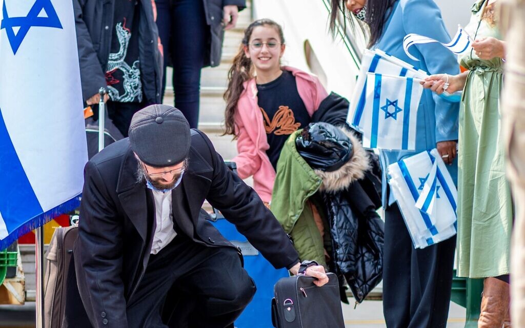 Ukrainian immigrants arrive at Ben Gurion International Airport on February 20, 2022. (Courtesy) Ukrainian immigrants arrive at Ben Gurion International Airport on February 20, 2022. (Courtesy)