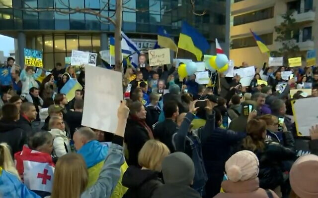 Hundreds gather in Tel Aviv to protest against Russia's invasion of Ukraine, on February 26, 2022. (Screenshot/Channel 12) Hundreds gather in Tel Aviv to protest against Russia's invasion of Ukraine, on February 26, 2022. (Screenshot/Channel 12)