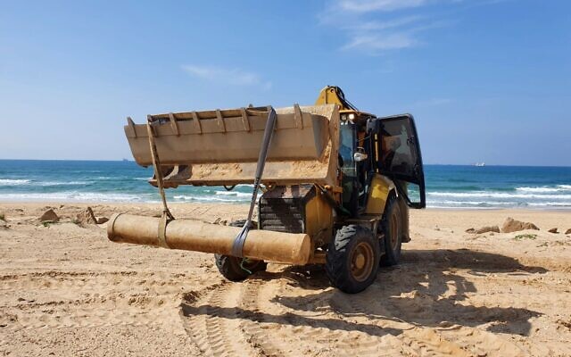 Removal of a 1,500-year-old marble pillar discovered on the beach near the Ashdod-Yam archaeological site. (Israel Antiquities Authority)