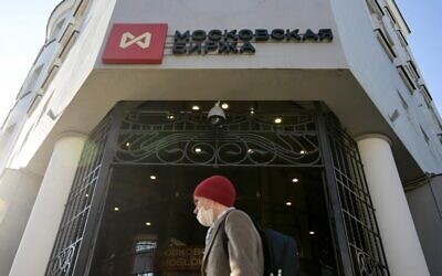 A man walks past the Moscow's stock market building in downtown Moscow on February 28, 2022. (Natalia KOLESNIKOVA / AFP)
