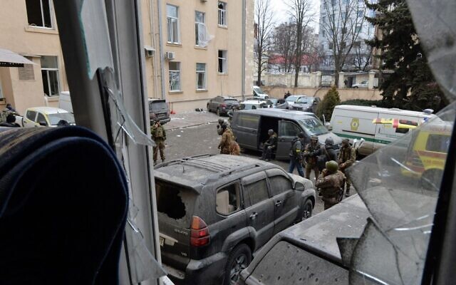 Ukrainian service members are seen outside the damaged local city hall of Kharkiv on March 1, 2022, destroyed as a result of Russian troop shelling (Sergey BOBOK / AFP) Ukrainian service members are seen outside the damaged local city hall of Kharkiv on March 1, 2022, destroyed as a result of Russian troop shelling (Sergey BOBOK / AFP)