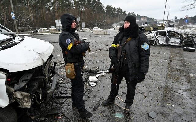Armed men stand at a check-point in the city of Brovary outside Kyiv, on March 1, 2022. (Genya Savilov/AFP) Armed men stand at a check-point in the city of Brovary outside Kyiv, on March 1, 2022. (Genya Savilov/AFP)