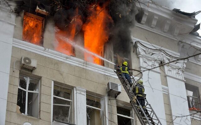 Firefighters work to contain a fire in the complex of buildings housing the Kharkiv regional SBU security service and the regional police, allegedly hit during recent shelling by Russia, in Kharkiv on March 2, 2022. (Sergey BOBOK / AFP) Firefighters work to contain a fire in the complex of buildings housing the Kharkiv regional SBU security service and the regional police, allegedly hit during recent shelling by Russia, in Kharkiv on March 2, 2022. (Sergey BOBOK / AFP)