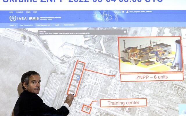 Rafael Grossi, Director General of the International Atomic Energy Agency (IAEA), points on a map of the Ukrainian Zaporizhzhia nuclear power plant as he informs the press about the situation of nuclear powerplants in Ukraine during a special press conference at the IAEA headquarters in Vienna, Austria on March 4, 2022. (JOE KLAMAR / AFP)
