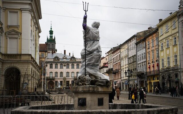 Pedestrians walk past a wrapped statue next to the Archcathedral Basilica of the Assumption of the Blessed Virgin Mary also known as Latin Cathedral in Lviv western Ukraine, on March 5, 2022. (Daniel LEAL / AFP) Pedestrians walk past a wrapped statue next to the Archcathedral Basilica of the Assumption of the Blessed Virgin Mary also known as Latin Cathedral in Lviv western Ukraine, on March 5, 2022. (Daniel LEAL / AFP)
