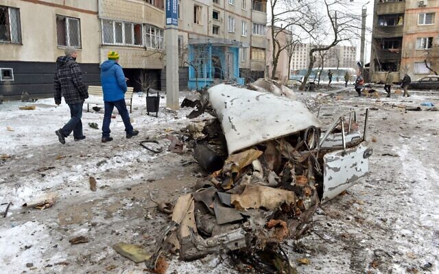 Pedestrians walk past a destroyed car following a shelling in Ukraine's second-biggest city of Kharkiv on March 7, 2022 (Sergey BOBOK / AFP) Pedestrians walk past a destroyed car following a shelling in Ukraine's second-biggest city of Kharkiv on March 7, 2022 (Sergey BOBOK / AFP)