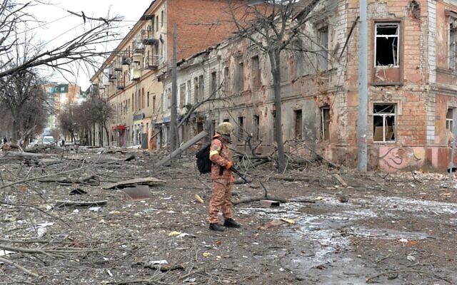 A member of the Ukrainian Territorial Defence Forces looks at destructions following a shelling in Ukraine's second-biggest city of Kharkiv on March 7, 2022. (Sergey BOBOK / AFP) A member of the Ukrainian Territorial Defence Forces looks at destructions following a shelling in Ukraine's second-biggest city of Kharkiv on March 7, 2022. (Sergey BOBOK / AFP)
