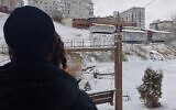 A Jewish man looks at the buildings near to the synagogue of Uman, central Ukraine, on March 9, 2022. (Daphne ROUSSEAU / AFP)