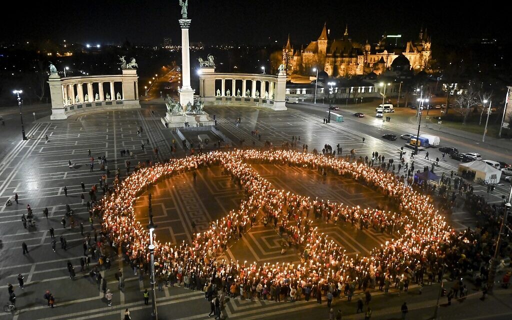 Protestors against the war and Russian invasion of Ukraine form the peace symbol during a demonstration at Heroes' Square in central Budapest, on March 9, 2022. (Attila KISBENEDEK / AFP)