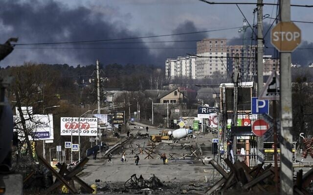 Residents evacuate the city of Irpin, north of Kyiv, on March 10, 2022. (Aris Messinis / AFP) Residents evacuate the city of Irpin, north of Kyiv, on March 10, 2022. (Aris Messinis / AFP)