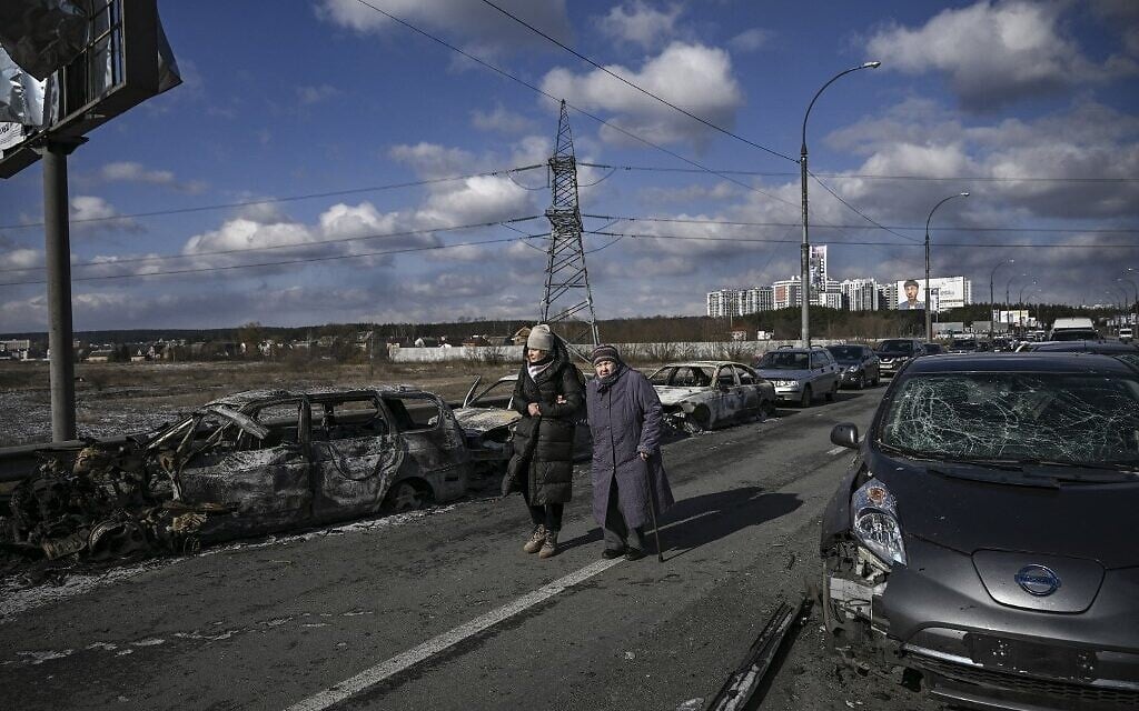 Residents evacuate the Ukrainian city of Irpin, north of Kyiv, on March 10, 2022 (Aris Messinis / AFP)