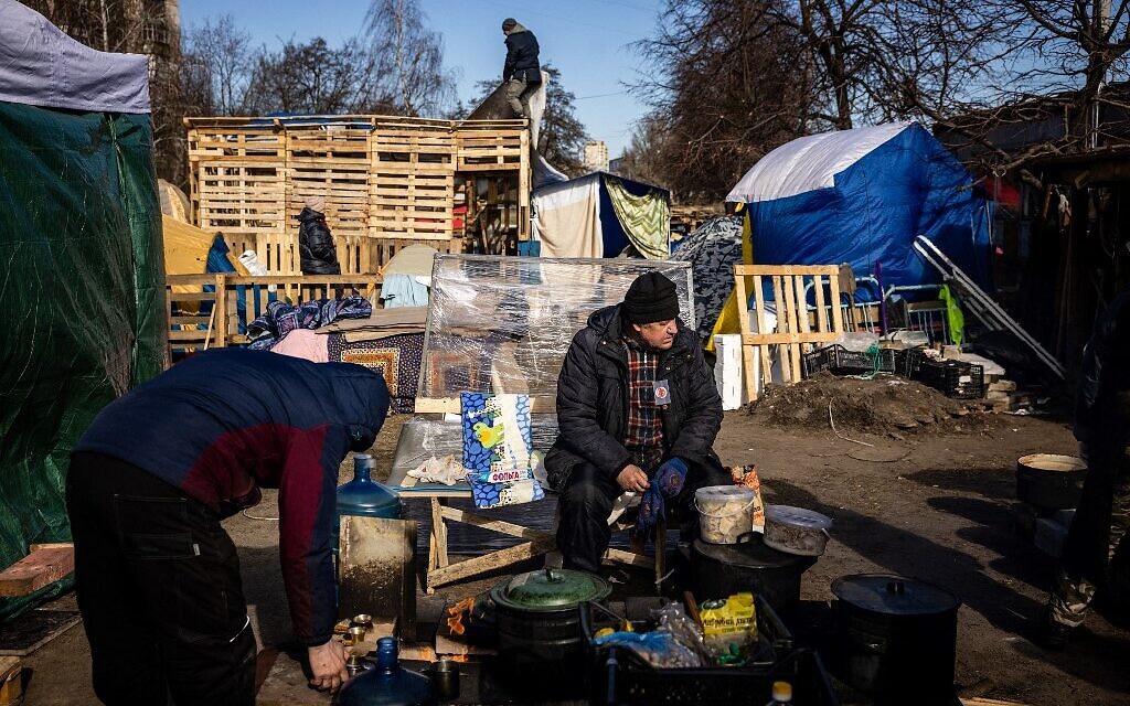 Volunteers prepare food for local residents and members of the Ukrainian Territorial Defence Forces at a field kitchen in Kyiv on March 11, 2022. (Dimitar DILKOFF / AFP)