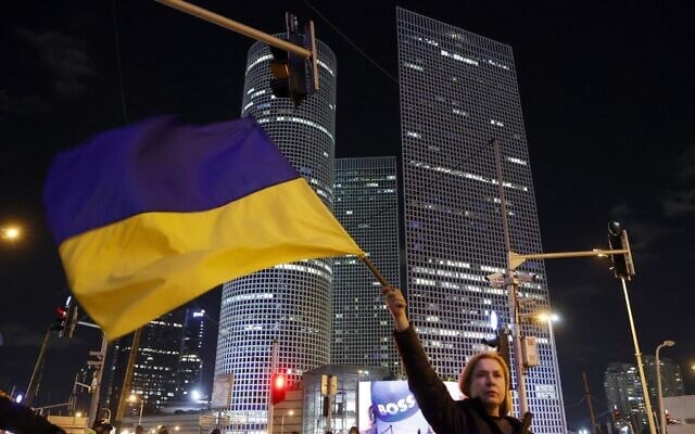 A woman waves a Ukrainian national flag during a protest against Russia's military invasion of Ukraine, in Israel's Mediterranean coastal city of Tel Aviv, March 12, 2022. (JACK GUEZ / AFP) A woman waves a Ukrainian national flag during a protest against Russia's military invasion of Ukraine, in Israel's Mediterranean coastal city of Tel Aviv, March 12, 2022. (JACK GUEZ / AFP)