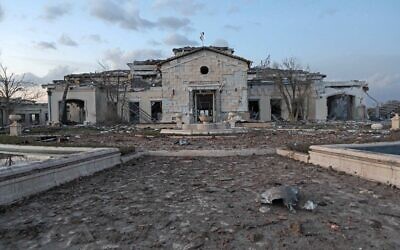 A general view shows a damaged mansion following an overnight attack in Erbil, the capital of the northern Iraqi Kurdish autonomous region, on March 13, 2022 (SAFIN HAMED / AFP)