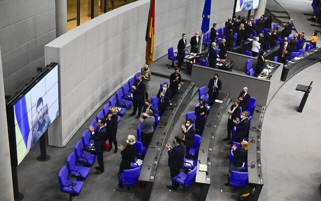 Ukrainian President Volodymyr Zelensky (on screen) gets a standing ovation by the members of the government and of parliament after he addressed via videolink the German lower house of parliament Bundestag, on March 17, 2022 in Berlin. (Tobias SCHWARZ / AFP) Ukrainian President Volodymyr Zelensky (on screen) gets a standing ovation by the members of the government and of parliament after he addressed via videolink the German lower house of parliament Bundestag, on March 17, 2022 in Berlin. (Tobias SCHWARZ / AFP)