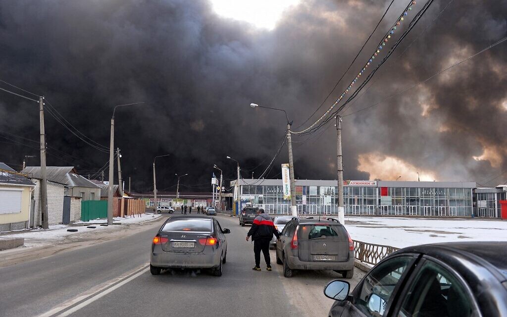 Black smoke rises into the sky from the Barabashovo market which was reportedly hit by shelling, in Kharkiv, on March 17, 2022, amid the ongoing Russia's invasion of Ukraine. (Sergey Bobok/AFP)