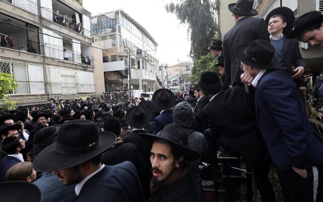 Ultra-Orthodox Jewish men and children gather outside the home of the late Rabbi Chaim Kanievsky, ahead of his funeral in Bnei Brak on March 20, 2022 (GIL COHEN-MAGEN / AFP) Ultra-Orthodox Jewish men and children gather outside the home of the late Rabbi Chaim Kanievsky, ahead of his funeral in Bnei Brak on March 20, 2022 (GIL COHEN-MAGEN / AFP)