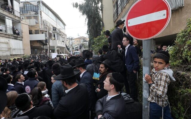 Ultra-Orthodox Jewish men and children gather outside the home of late Rabbi Chaim Kanievsky, ahead of his funeral in Bnei Brak on March 20, 2022. (GIL COHEN-MAGEN / AFP) Ultra-Orthodox Jewish men and children gather outside the home of late Rabbi Chaim Kanievsky, ahead of his funeral in Bnei Brak on March 20, 2022. (GIL COHEN-MAGEN / AFP)