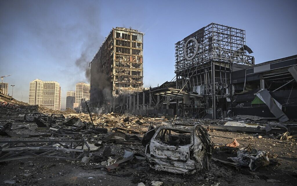 Smoke billows after a Russian attack on the Retroville shopping mall abd residential district of Kyiv on March 21, 2022 (ARIS MESSINIS / AFP)