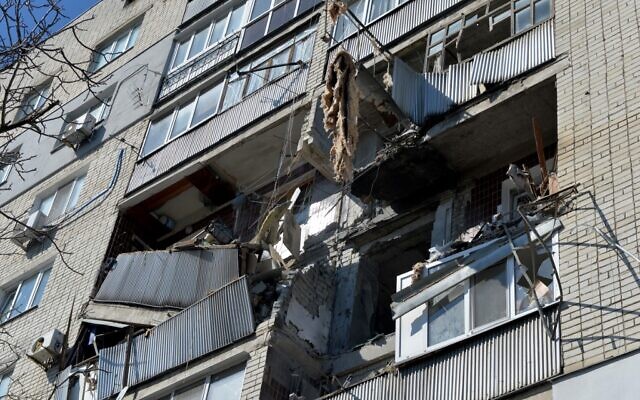 An apartment in a multi-story residential building is destroyed as a result of Russian shelling on the northern outskirts of Kharkiv, on March 21, 2022. (Sergey BOBOK / AFP) An apartment in a multi-story residential building is destroyed as a result of Russian shelling on the northern outskirts of Kharkiv, on March 21, 2022. (Sergey BOBOK / AFP)
