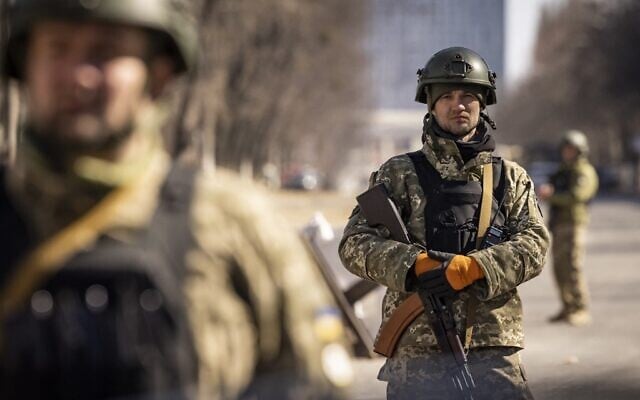 Ukrainian servicemen stand guard at a military check point in Kyiv on March 21, 2022 (FADEL SENNA / AFP) Ukrainian servicemen stand guard at a military check point in Kyiv on March 21, 2022 (FADEL SENNA / AFP)
