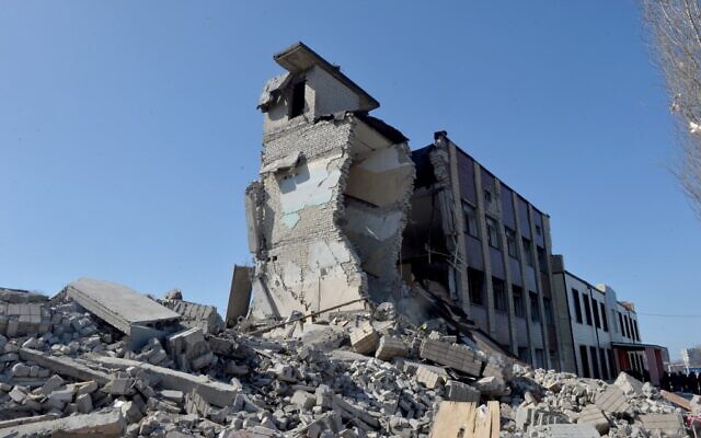 A picture taken on March 23, 2022 shows the damage at a school which has been destroyed in a Russian air bomb in Kharkiv. (Sergey BOBOK / AFP) A picture taken on March 23, 2022 shows the damage at a school which has been destroyed in a Russian air bomb in Kharkiv. (Sergey BOBOK / AFP)