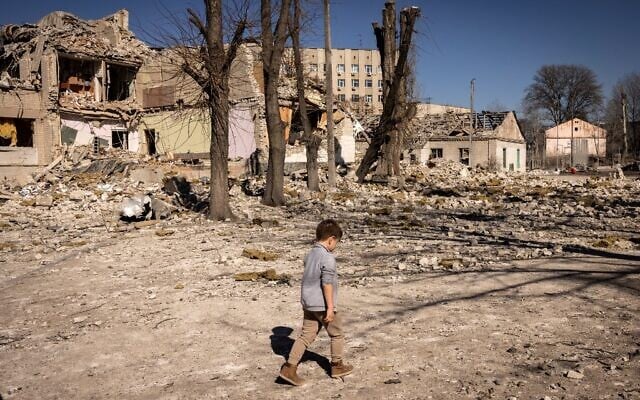 A child walks in front of a damaged school in the city of Zhytomyr, northern Ukraine, on March 23, 2022. (FADEL SENNA / AFP) A child walks in front of a damaged school in the city of Zhytomyr, northern Ukraine, on March 23, 2022. (FADEL SENNA / AFP)
