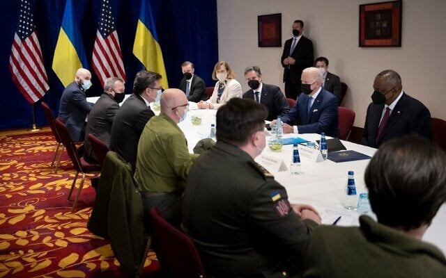 US President Joe Biden (back 2ndR) together with US Secretary of State Antony Blinken (back 3rdR) and US Defence Secretary Lloyd Austin (back R) attend a meeting on Russia's war in Ukraine with Ukrainian Foreign Minister Dmytro Kuleba (front 3rdL) and Ukrainian Defence Minister Oleksii Reznikov (front 3rdR) in Warsaw on March 26, 2022. (Brendan Smialowski / AFP) US President Joe Biden (back 2ndR) together with US Secretary of State Antony Blinken (back 3rdR) and US Defence Secretary Lloyd Austin (back R) attend a meeting on Russia's war in Ukraine with Ukrainian Foreign Minister Dmytro Kuleba (front 3rdL) and Ukrainian Defence Minister Oleksii Reznikov (front 3rdR) in Warsaw on March 26, 2022. (Brendan Smialowski / AFP)