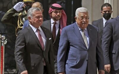 Palestinian Authority President Mahmoud Abbas (R) welcomes King Abdullah II of Jordan (L) accompanied by Crown Prince Hussein (C), ahead of a meeting in Ramallah in the West Bank, on March 28, 2022. (ABBAS MOMANI / AFP)