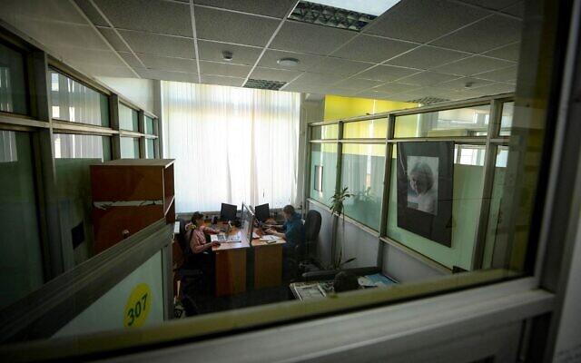 In this file photo from March 24, 2021, journalists of Russian investigative newspaper Novaya Gazeta work at the independent media outlet's editorial office in Moscow. (Natalia Kolesnikova/AFP) In this file photo from March 24, 2021, journalists of Russian investigative newspaper Novaya Gazeta work at the independent media outlet's editorial office in Moscow. (Natalia Kolesnikova/AFP)