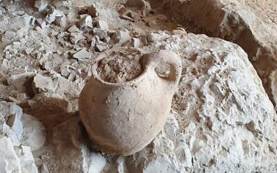 The ancient clay jug discovered by Robbie and his friend in cave 53 in the Qumran region, February 2022. (Amir Ganor/Israel Antiquities Authority) The ancient clay jug discovered by Robbie and his friend in cave 53 in the Qumran region, February 2022. (Amir Ganor/Israel Antiquities Authority)