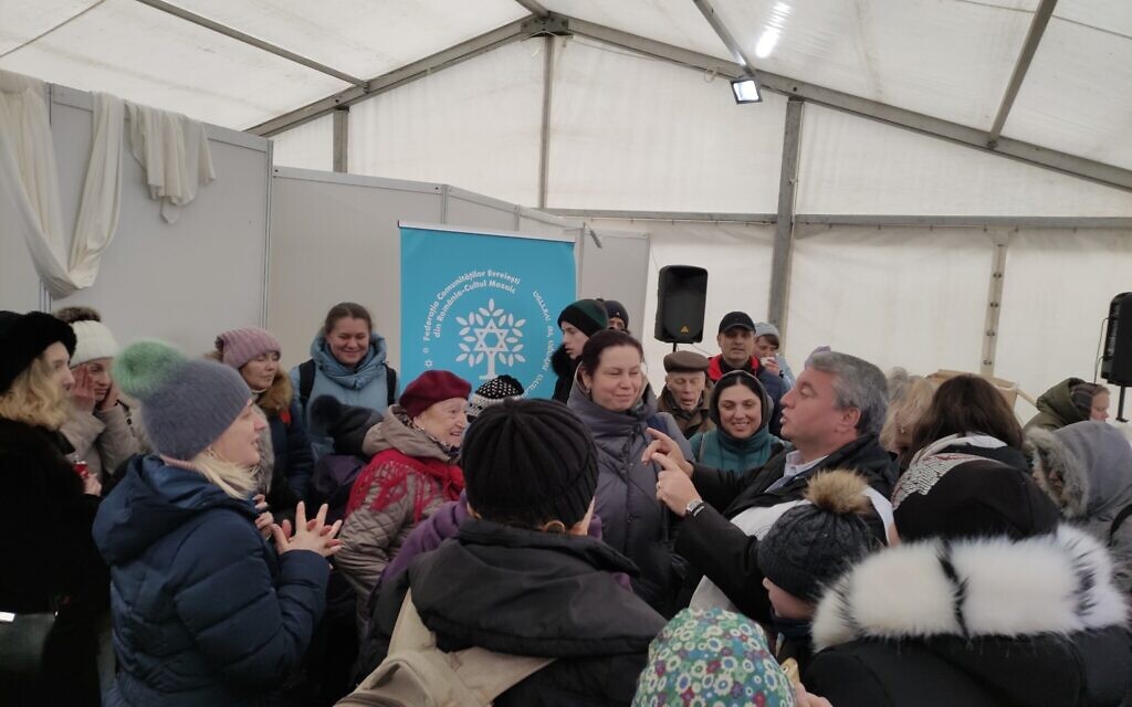 JDC Romania Director Israel Sabag welcomes a group of Jews from Ukraine at the Romanian side of the border. (Marcel Gascón Barberá/ JTA)