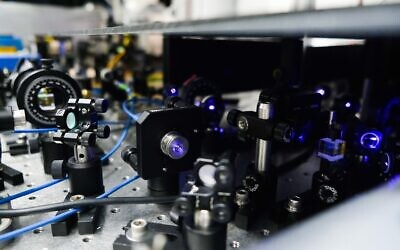 Optical elements required to create laser pulses that can control trapped ions. (Freddy Pizanti) Optical elements required to create laser pulses that can control trapped ions. (Freddy Pizanti)