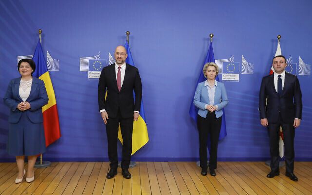 European Commission President Ursula von der Leyen, second right, poses with Prime Minister Moldova Prime Minister Natalia Gavrilita, left, Ukraine Prime Minister Denys Shmyhal, second left, and Georgia Prime Minister, Irakli Garibashvili, right, ahead of a meeting at the European Commission in Brussels, Belgium, November 30, 2021. (Stephanie Lecocq/Pool Photo via AP) European Commission President Ursula von der Leyen, second right, poses with Prime Minister Moldova Prime Minister Natalia Gavrilita, left, Ukraine Prime Minister Denys Shmyhal, second left, and Georgia Prime Minister, Irakli Garibashvili, right, ahead of a meeting at the European Commission in Brussels, Belgium, November 30, 2021. (Stephanie Lecocq/Pool Photo via AP)