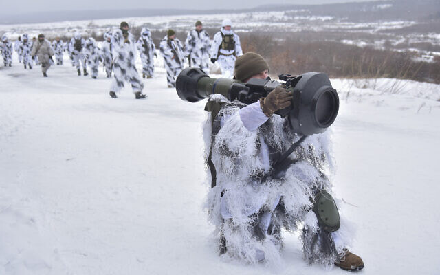 Ukrainian soldiers take part in an exercise for the use of British-donated NLAW anti-tank missiles on the Yavoriv military training ground, close to Lviv, western Ukraine, Friday, Jan. 28, 2022. (AP Photo/Pavlo Palamarchuk)