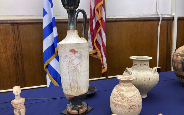 Stolen antiquities, seized from collector and billionaire hedge fund founder Michael Steinhardt, are displayed at a news conference at the offices of the Manhattan District Attorney Alvin Bragg in New York, Feb. 23, 2022. (David R. Martin/AP) Stolen antiquities, seized from collector and billionaire hedge fund founder Michael Steinhardt, are displayed at a news conference at the offices of the Manhattan District Attorney Alvin Bragg in New York, Feb. 23, 2022. (David R. Martin/AP)
