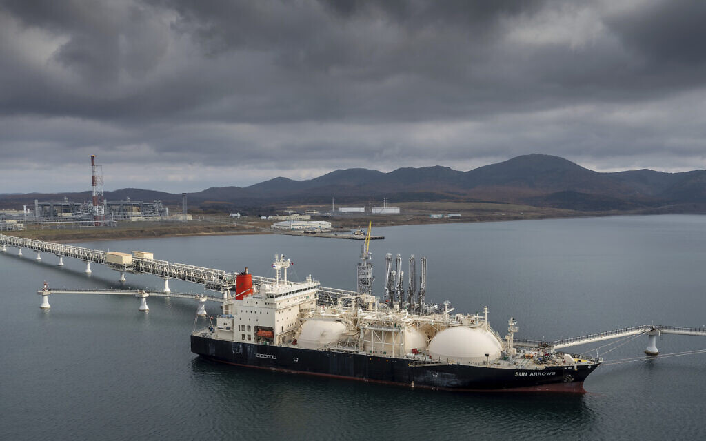 The tanker Sun Arrows loads its cargo of liquefied natural gas from the Sakhalin-2 project in the port of Prigorodnoye, Russia, October 29, 2021. (AP Photo, File) The tanker Sun Arrows loads its cargo of liquefied natural gas from the Sakhalin-2 project in the port of Prigorodnoye, Russia, October 29, 2021. (AP Photo, File)