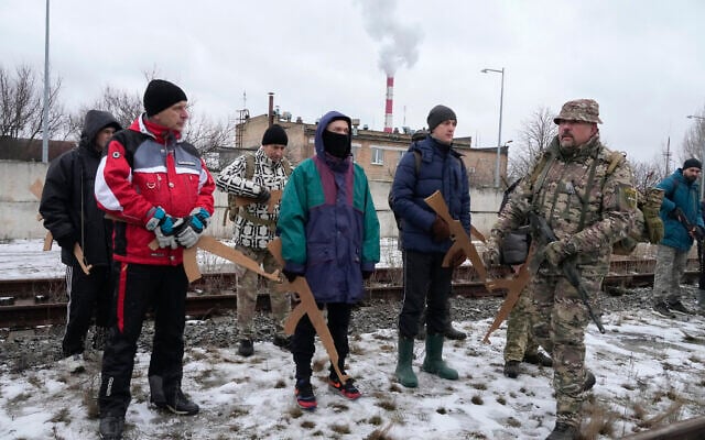 Members of Ukraine's Territorial Defense Forces, volunteer military units of the Armed Forces, train close to Kyiv, Ukraine, Saturday, Jan. 29, 2022. (Efrem Lukatsky/AP) Members of Ukraine's Territorial Defense Forces, volunteer military units of the Armed Forces, train close to Kyiv, Ukraine, Saturday, Jan. 29, 2022. (Efrem Lukatsky/AP)