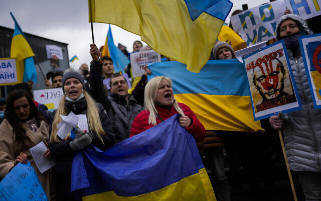 Pro-Ukrainian people wave Ukrainian flags as they shout slogans during a protest against Russia's invasion of Ukraine, in Istanbul, Turkey, on March 1, 2022. (AP Photo/Francisco Seco) Pro-Ukrainian people wave Ukrainian flags as they shout slogans during a protest against Russia's invasion of Ukraine, in Istanbul, Turkey, on March 1, 2022. (AP Photo/Francisco Seco)