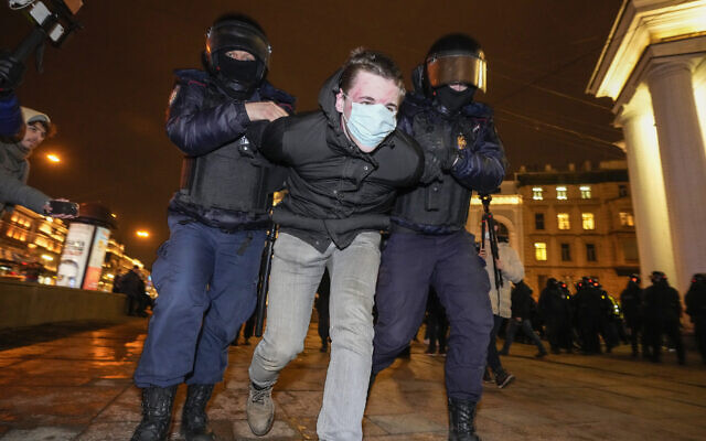 Illustrative: Russian police detain a demonstrator during an action against Russia's attack on Ukraine in St. Petersburg, Russia, March 2, 2022. (AP Photo/Dmitri Lovetsky) Illustrative: Russian police detain a demonstrator during an action against Russia's attack on Ukraine in St. Petersburg, Russia, March 2, 2022. (AP Photo/Dmitri Lovetsky)