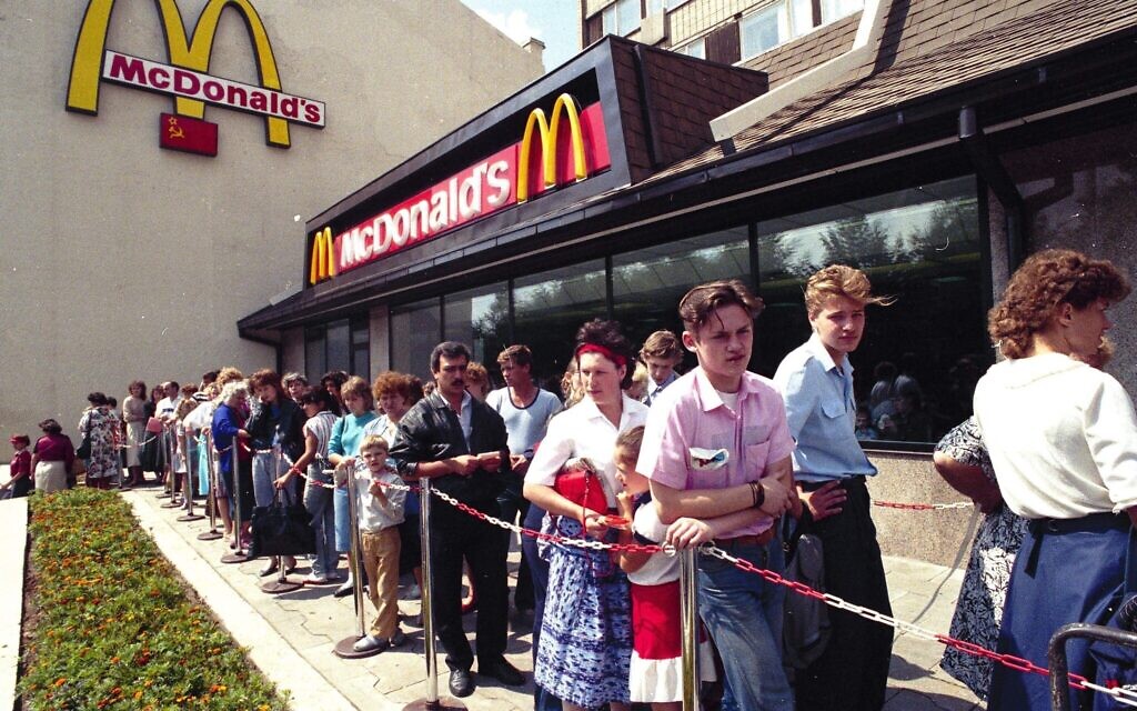 File: Russians wait in line outside a McDonald's fast food restaurant in Moscow in 1991. (AP Photo/File)