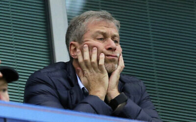 Chelsea soccer club owner Roman Abramovich sits in his box before their English Premier League soccer match against Sunderland at Stamford Bridge stadium in London, December 19, 2015. (AP Photo/Matt Dunham)