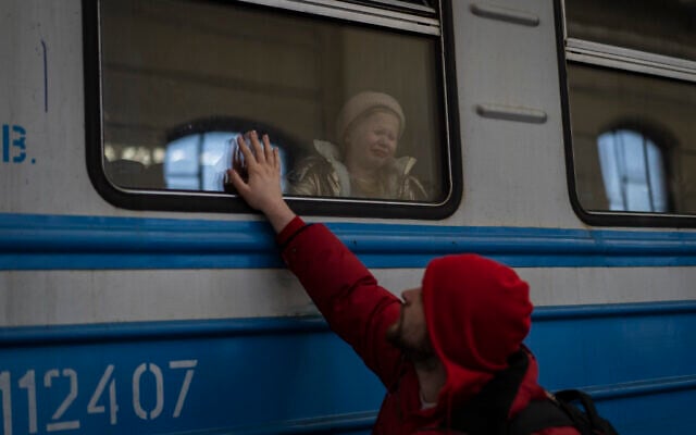 Displaced Ukrainians on a Poland-bound train bid farewell in Lviv, western Ukraine, March 22, 2022 (AP Photo/Bernat Armangue) Displaced Ukrainians on a Poland-bound train bid farewell in Lviv, western Ukraine, March 22, 2022 (AP Photo/Bernat Armangue)