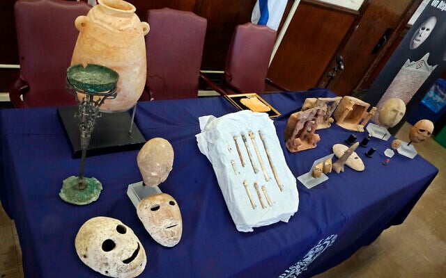 Looted antiquities worth $5-million, seized from billionaire hedge fund manager Michael Steinhardt, are displayed in the offices of the Manhattan District Attorney, in New York, March 22, 2022. (Richard Drew/AP) Looted antiquities worth $5-million, seized from billionaire hedge fund manager Michael Steinhardt, are displayed in the offices of the Manhattan District Attorney, in New York, March 22, 2022. (Richard Drew/AP)