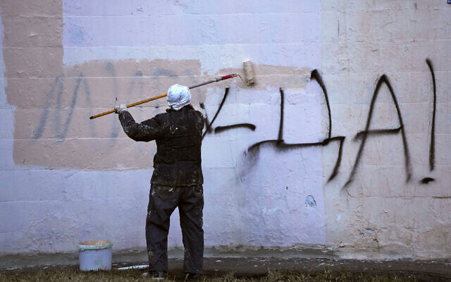A worker paints over graffiti saying 'Yes to Peace!' on a wall of an apartment building in St. Petersburg, Russia, March 18, 2022. (AP Photo, File) A worker paints over graffiti saying 'Yes to Peace!' on a wall of an apartment building in St. Petersburg, Russia, March 18, 2022. (AP Photo, File)