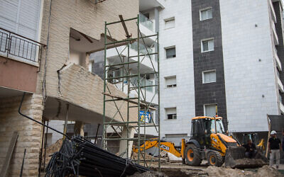 A construction site showing a newly renovated section of an apartment building, under the TAMA 38 plan, in the northern Israeli town of Kiryat Bialik, October 24, 2018. (Meir Vaaknin/Flash90)