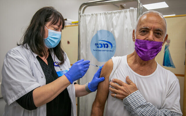 An Israeli man receives a second booster of the COVID-19 vaccine in Modi'in, on January 6, 2022. (Yossi Aloni/Flash90) An Israeli man receives a second booster of the COVID-19 vaccine in Modi'in, on January 6, 2022. (Yossi Aloni/Flash90)